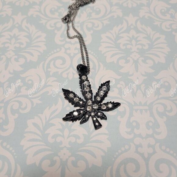 Weed Pendant or Maple Leaf Pendant Charm Necklace - Picture 7 of 7